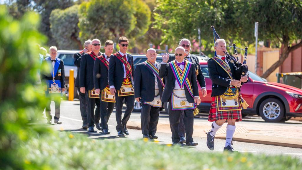 Australia – Kolorowe regalia podczas wspólnej procesji