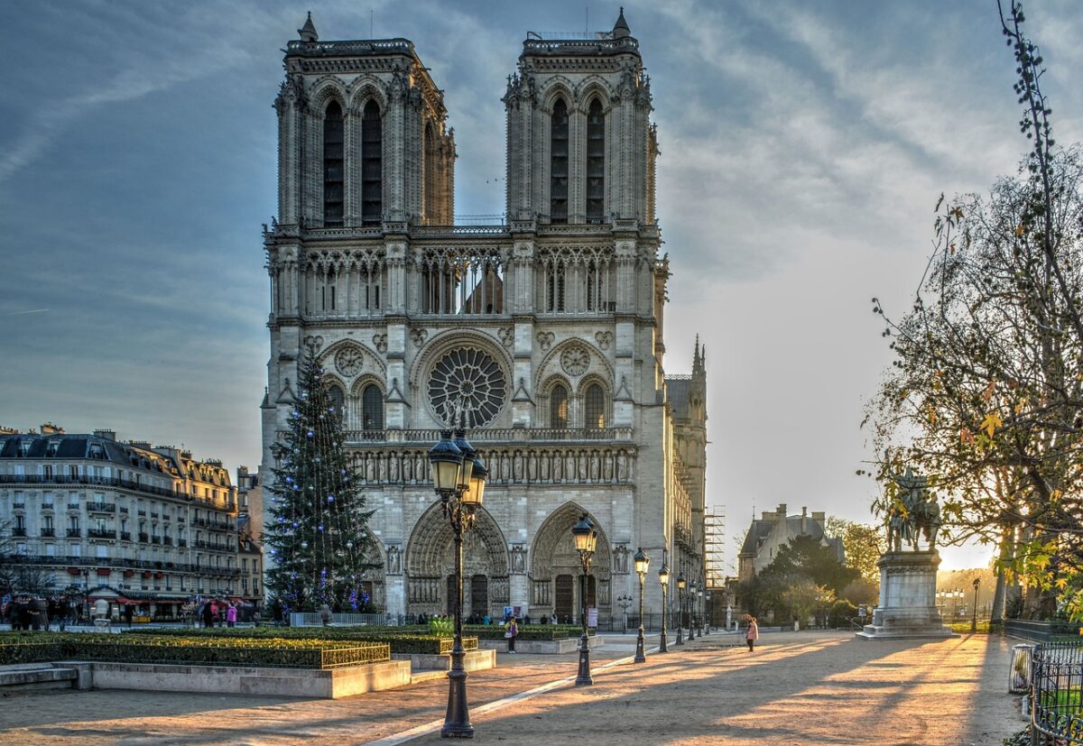 Nie, symbole masońskie nie zostały dodane do Notre-Dame podczas jej renowacji